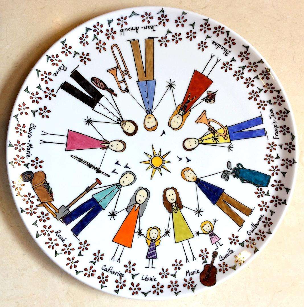 Plat à tarte en porcelaine personnalisé dans un style naïf par une famille et par les passions de chacun